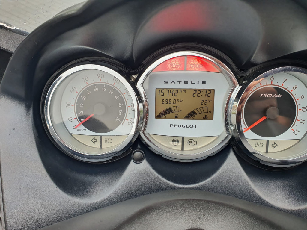 Peugeot Satelis 400