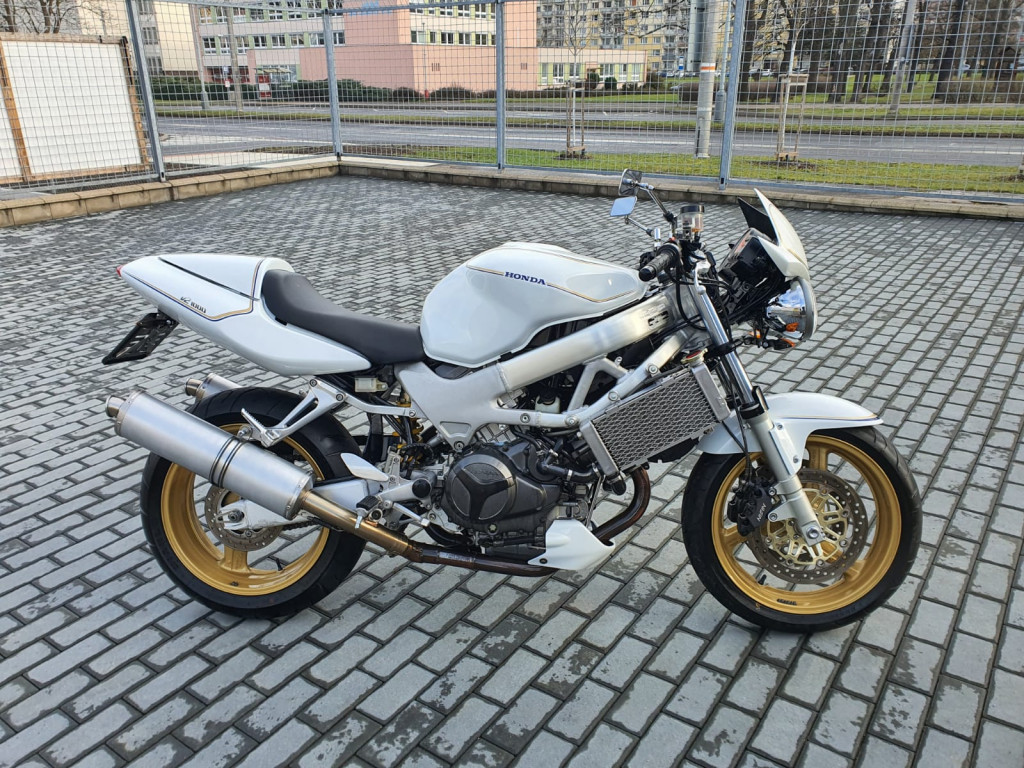 Honda VTR 1000F Firestorm-přestavba