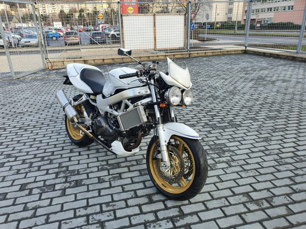 Honda VTR 1000F Firestorm-přestavba