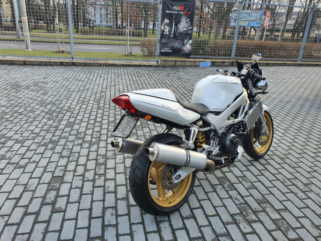 Honda VTR 1000F Firestorm-přestavba