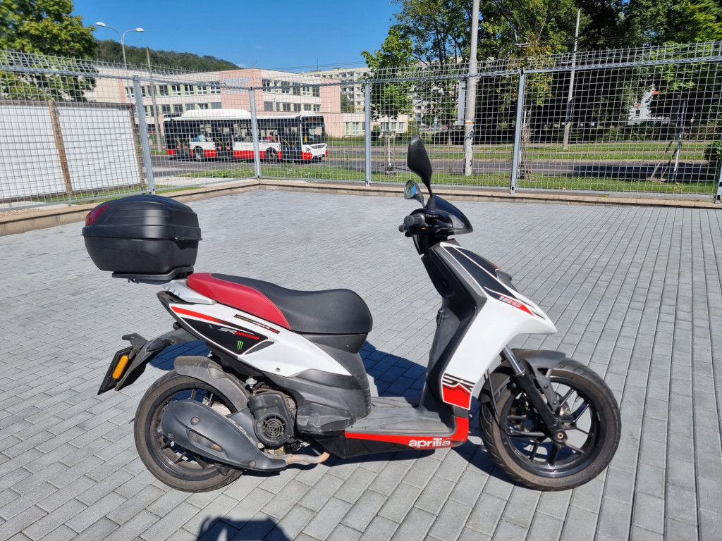 Aprilia SR Motard 125
