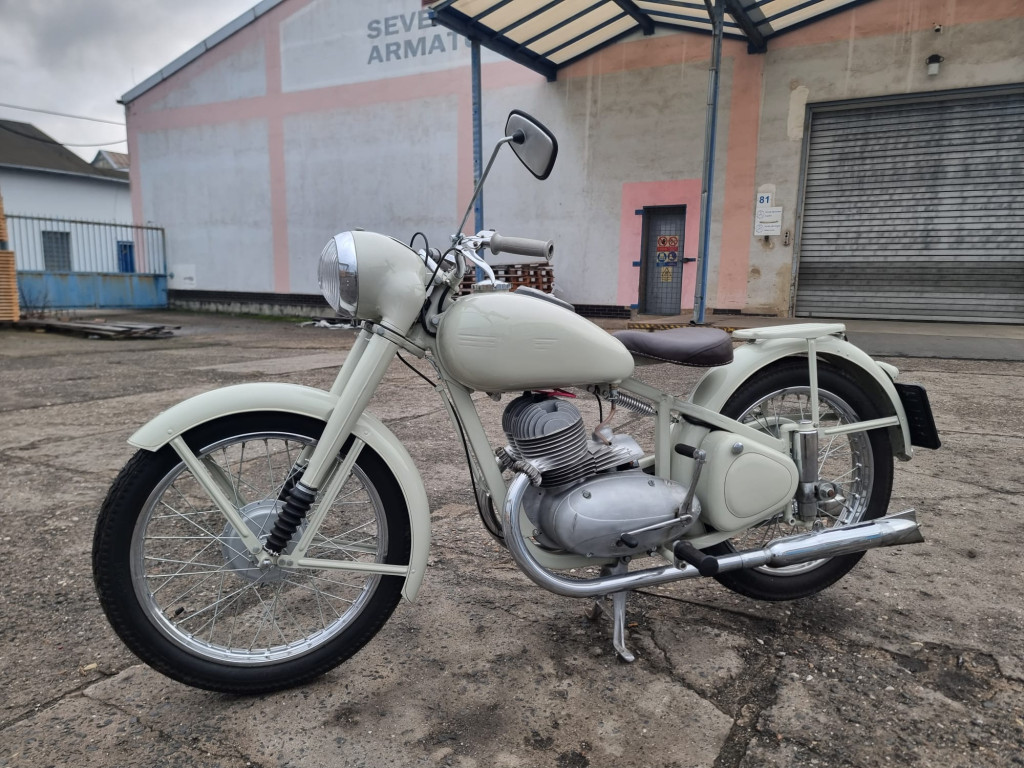 Jawa 350 pérák