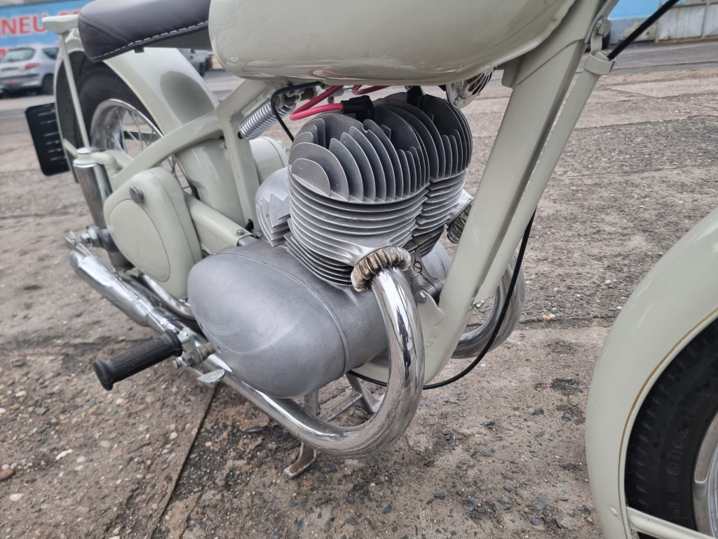Jawa 350 pérák